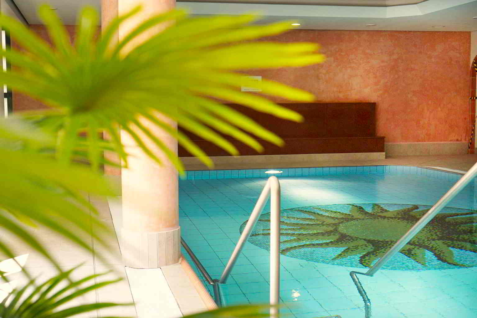 Bewegungsbad mit Palme im Vordergrund