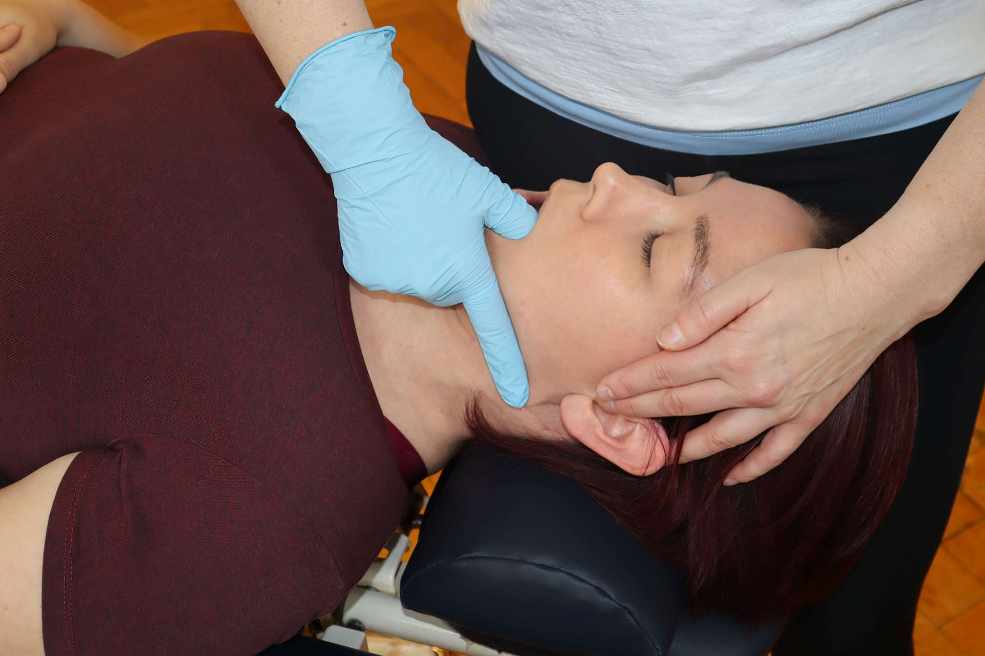 Patientin liegt bei der Behandlung auf dem Rücken