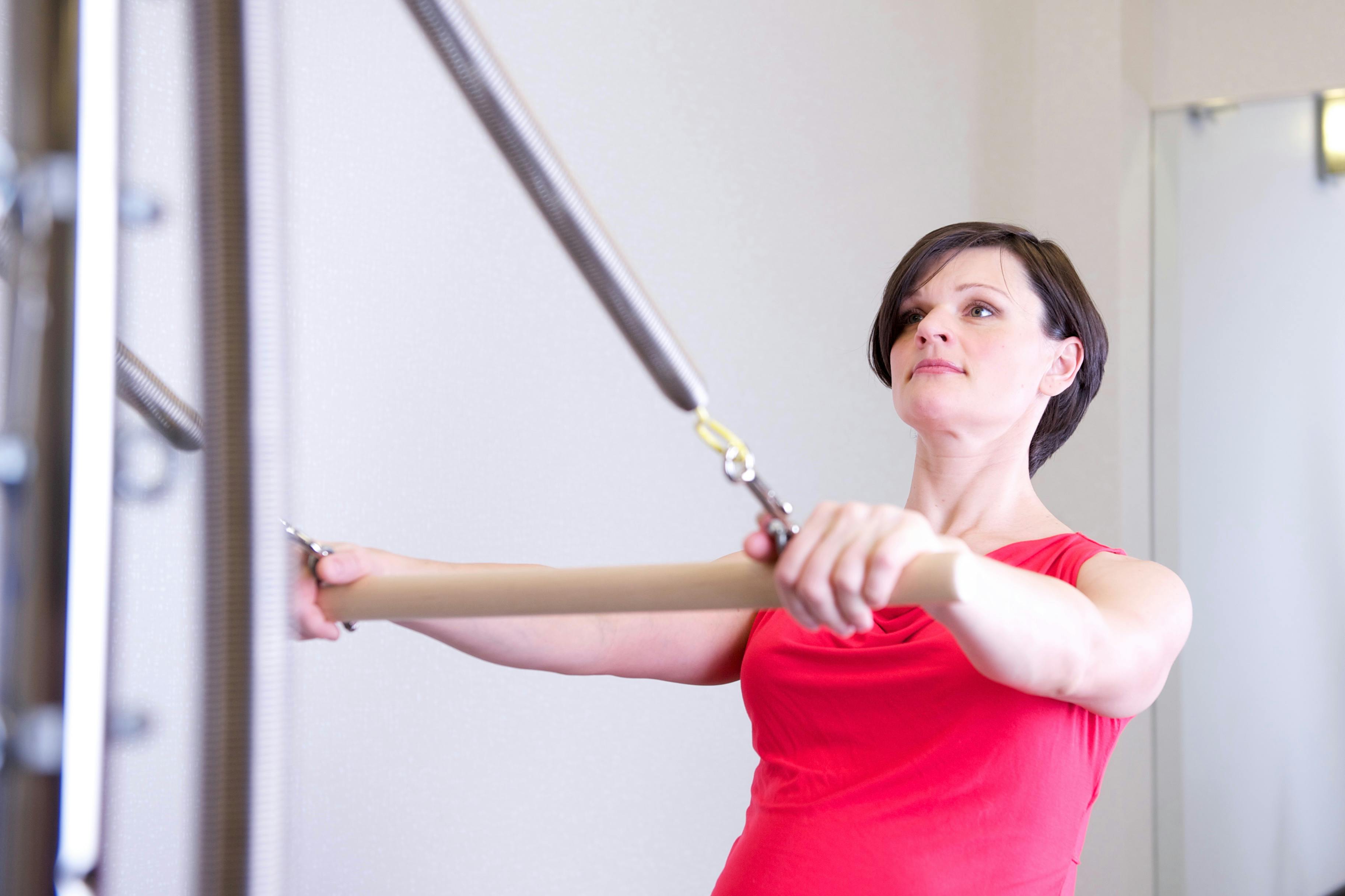 Eine Patientin steht bei der Übung schräg