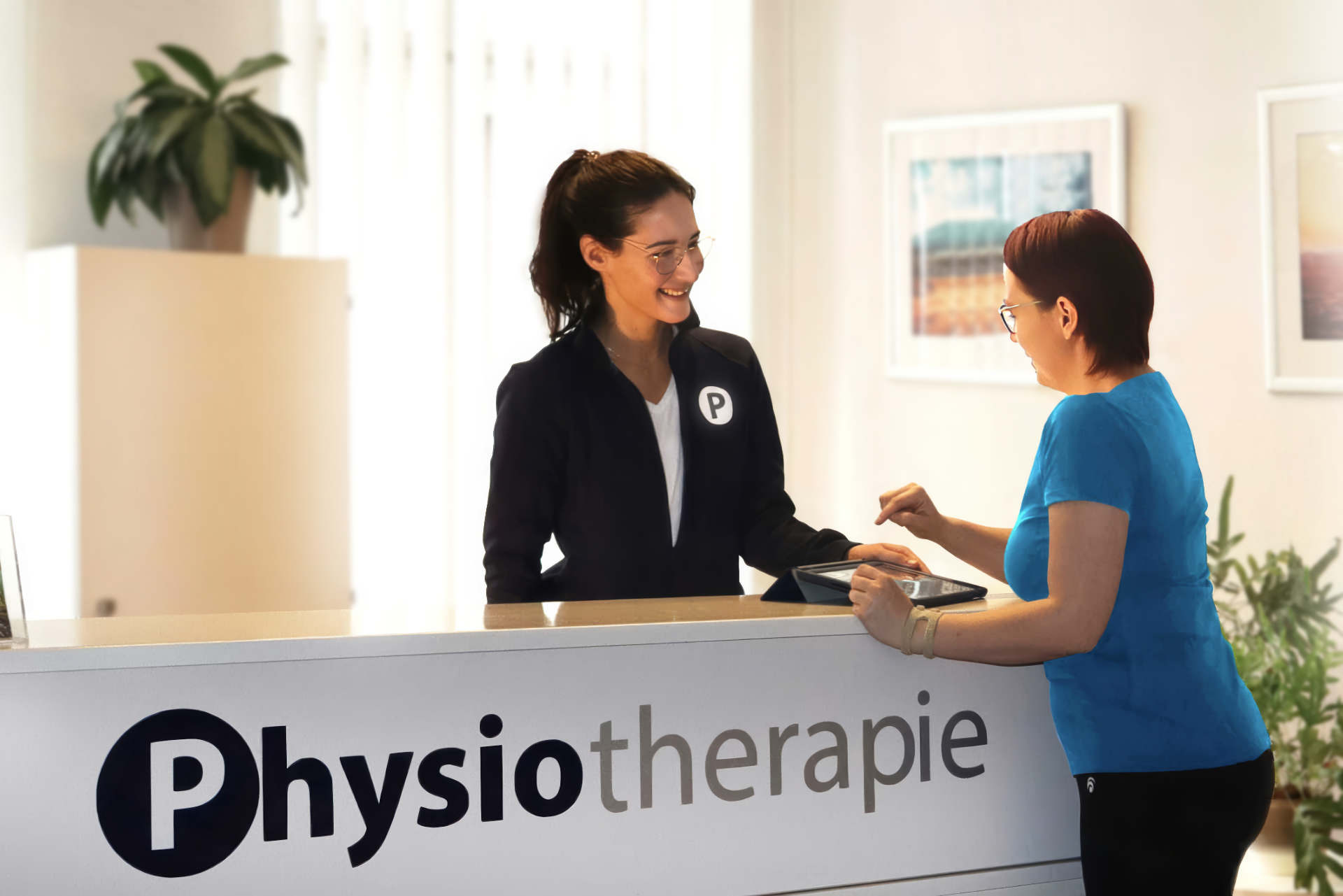 Patient steht am Empfangstresen